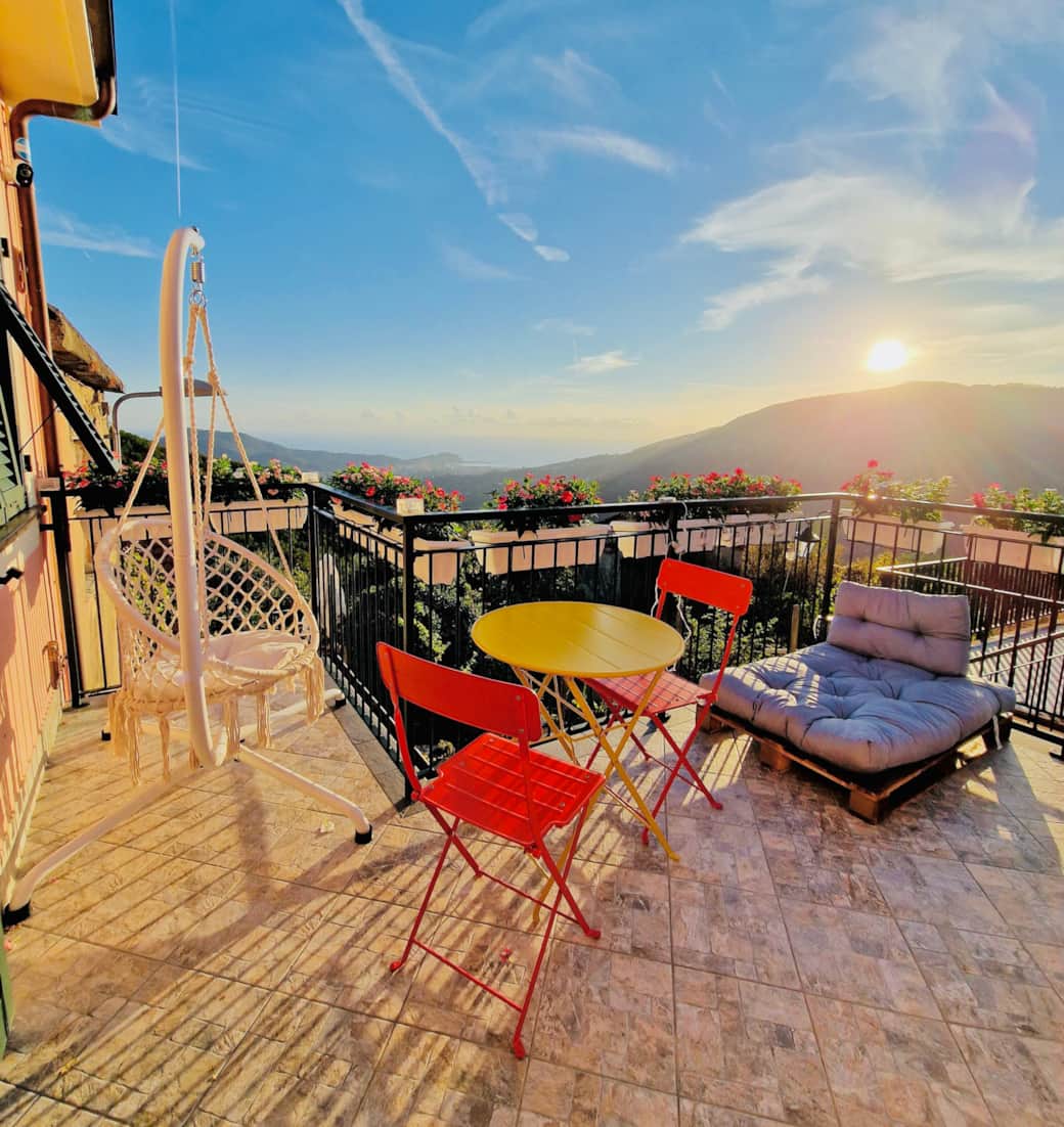 Terrazza panoramica di La Collina sul Mare con il tavolo giallo